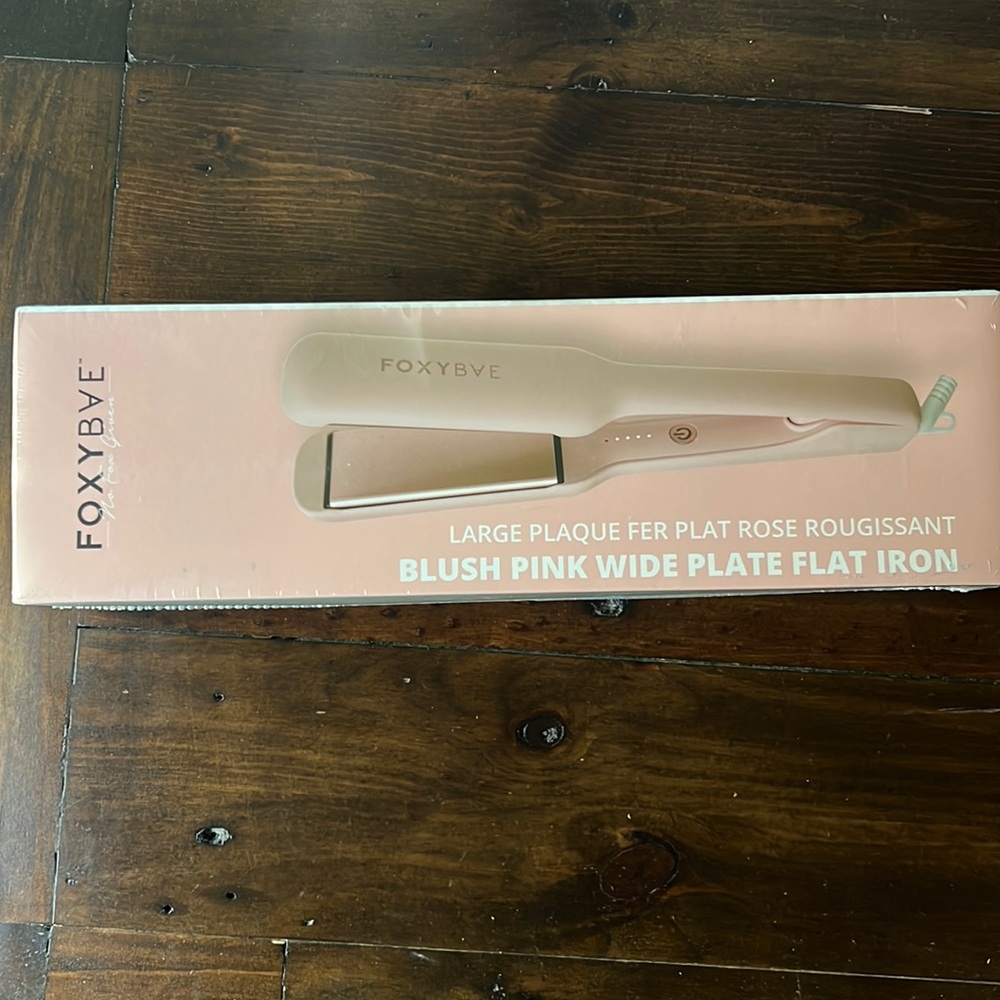 NWT Foxybae Blush Pink Wide Plate Flat Iron